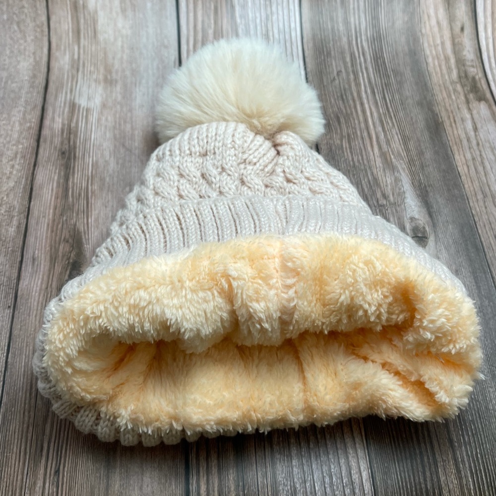 🆕Cable Knit Beanie with Faux Fur Pom pom - Picture 2 of 4